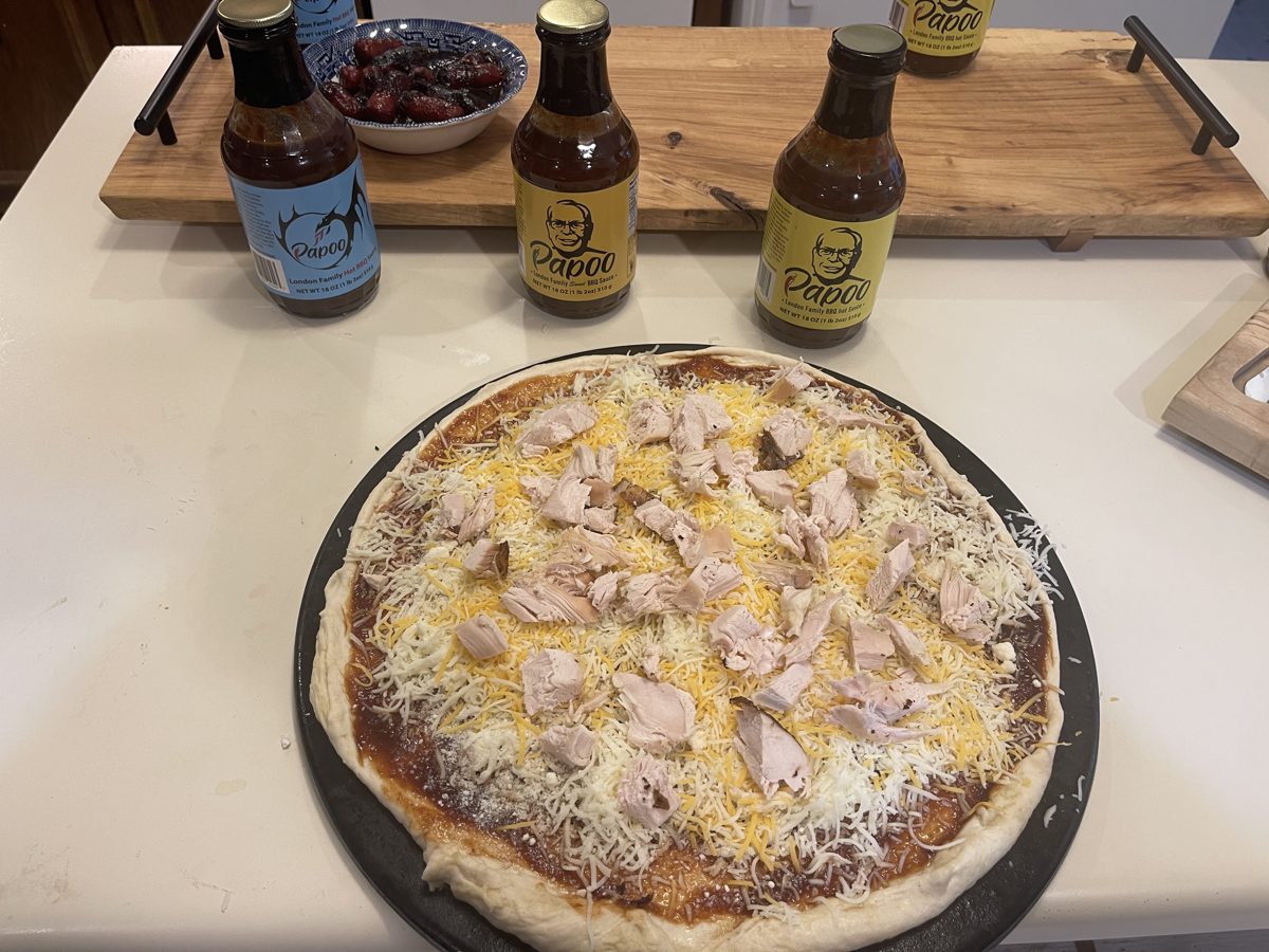 Pizza topped with mozzarella, smoked gouda and chicken